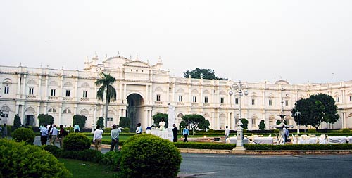 भव्‍यता समेटे खजुराहो के मंदिर व कलाकृतियां