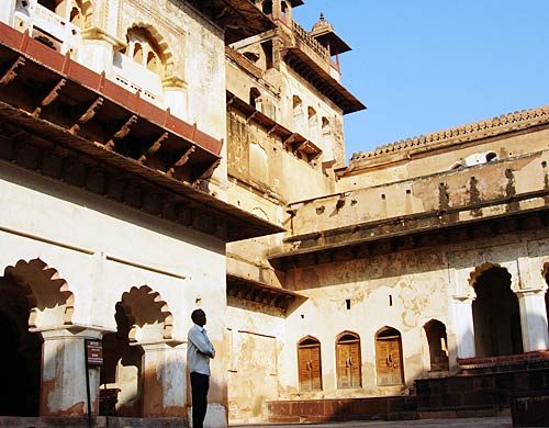 भव्‍यता समेटे खजुराहो के मंदिर व कलाकृतियां