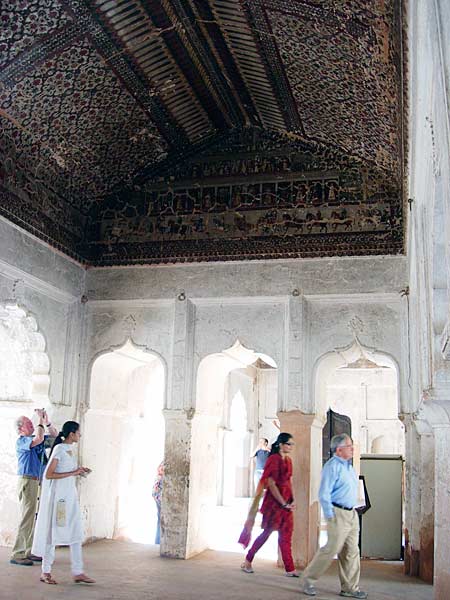 भव्‍यता समेटे खजुराहो के मंदिर व कलाकृतियां
