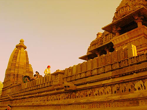 भव्‍यता समेटे खजुराहो के मंदिर व कलाकृतियां