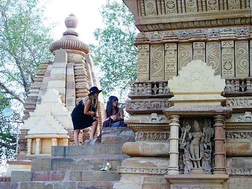 भव्‍यता समेटे खजुराहो के मंदिर व कलाकृतियां