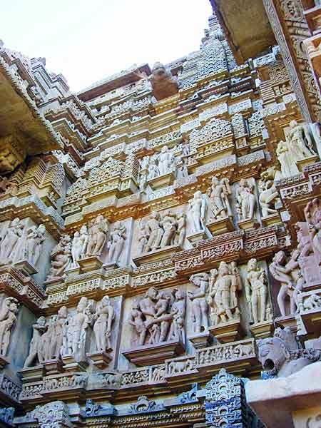 भव्‍यता समेटे खजुराहो के मंदिर व कलाकृतियां