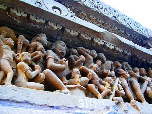 भव्‍यता समेटे खजुराहो के मंदिर व कलाकृतियां