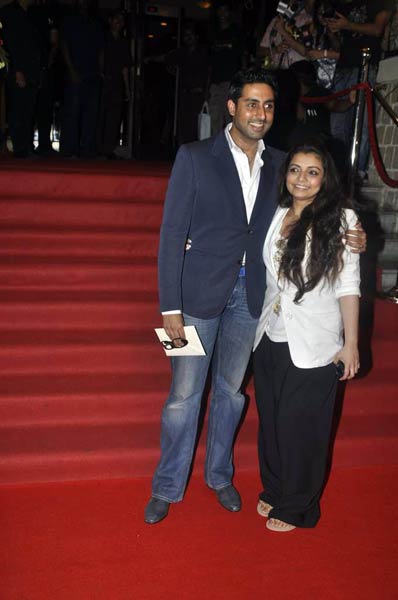 'ताज एक्‍सप्रेस' के मंचन पर सितारे  | बिना मेकअप अभिनेत्रियां