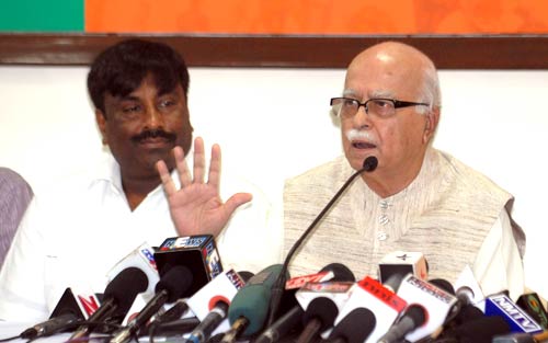 मुंबई ब्‍लास्‍ट के लिए आडवाणी ने केंद्र को कोसा