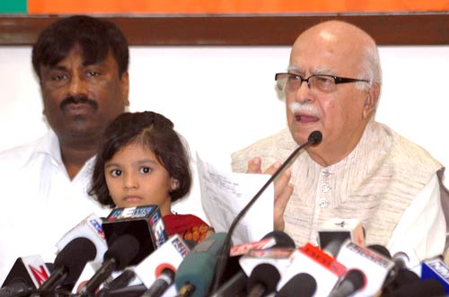 मुंबई ब्‍लास्‍ट के लिए आडवाणी ने केंद्र को कोसा