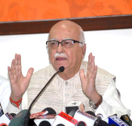 मुंबई ब्‍लास्‍ट के लिए आडवाणी ने केंद्र को कोसा