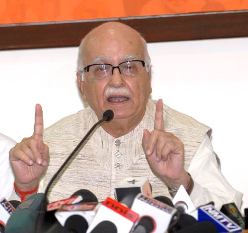 मुंबई ब्‍लास्‍ट के लिए आडवाणी ने केंद्र को कोसा