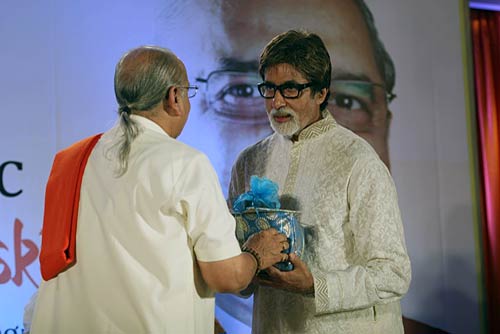 अमिताभ और ठाकरे ने किया पुस्‍तक विमोचन