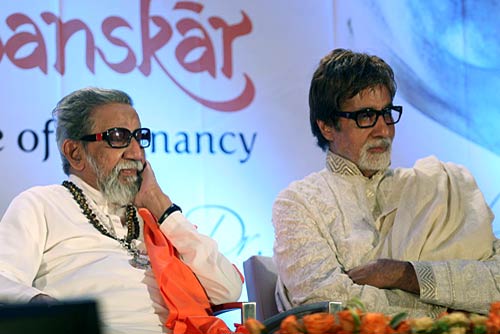 अमिताभ और ठाकरे ने किया पुस्‍तक विमोचन