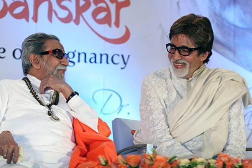 अमिताभ और ठाकरे ने किया पुस्‍तक विमोचन