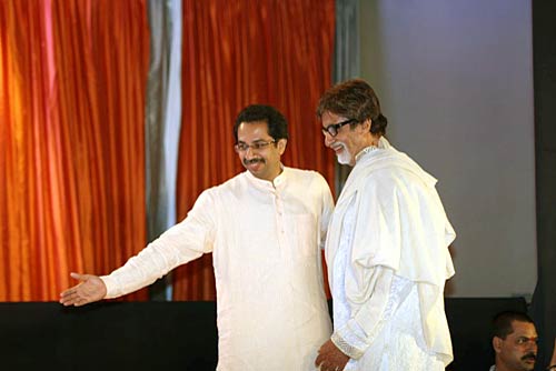 अमिताभ और ठाकरे ने किया पुस्‍तक विमोचन