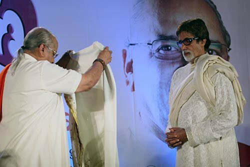 अमिताभ और ठाकरे ने किया पुस्‍तक विमोचन