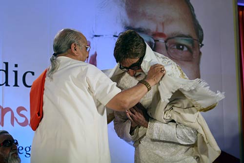 अमिताभ और ठाकरे ने किया पुस्‍तक विमोचन