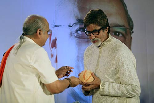 अमिताभ और ठाकरे ने किया पुस्‍तक विमोचन