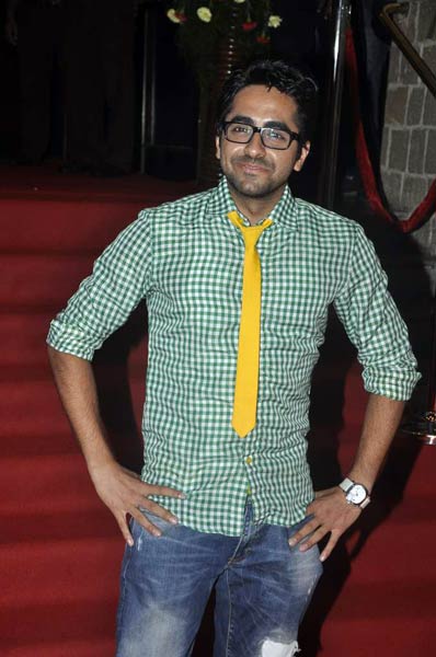 'ताज एक्‍सप्रेस' के मंचन पर सितारे  | बिना मेकअप अभिनेत्रियां