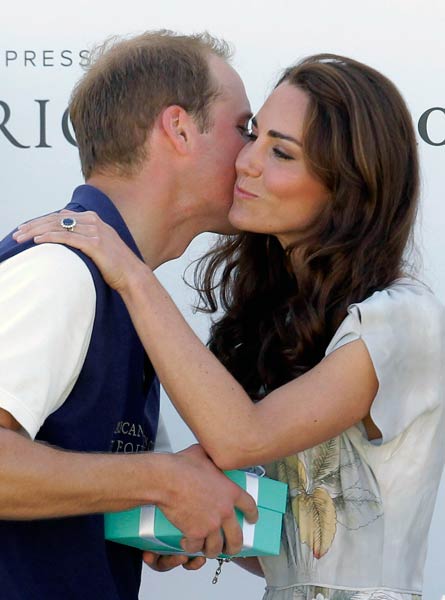 प्रिंस विलियम और केट का शाही दौरा । प्रेम कहानी