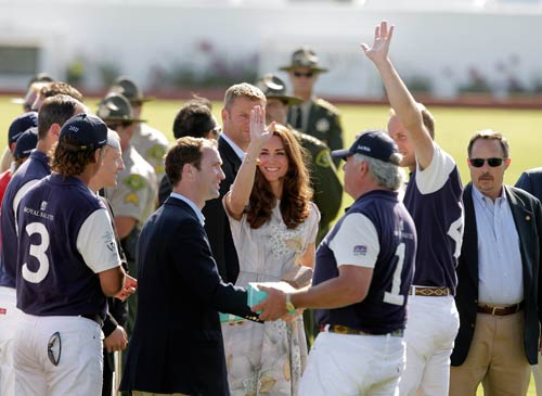 प्रिंस विलियम और केट का शाही दौरा । प्रेम कहानी