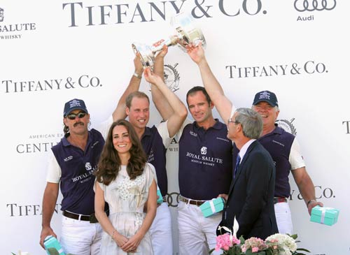 प्रिंस विलियम और केट का शाही दौरा । प्रेम कहानी