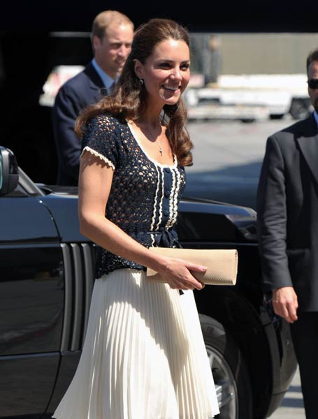 प्रिंस विलियम और केट का शाही दौरा । प्रेम कहानी