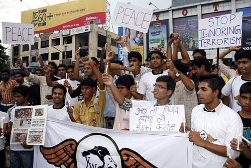 मुंबई ब्‍लास्‍ट में मारे गए लोगों को दी गई श्रद्धांजलि