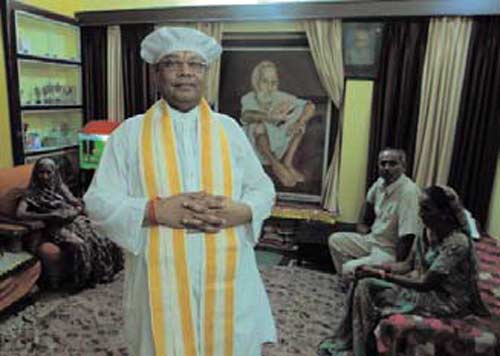 साधु निकले राजनीति के मैदान में | अरबपति योगी रामदेव