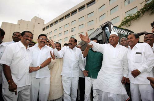 30 जुलाई 2011: तस्‍वीरों में देखें दिनभर की बड़ी खबरें | पढ़ें