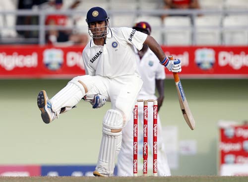 धोनी और रैना के दम पर भारत को बढ़त...