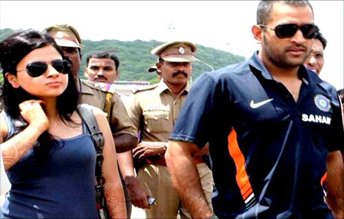 धोनी-साक्षी की अनदेखी तस्‍वीरें | धोनी की शादी व उसके बाद