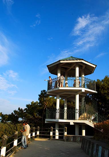 पर्यटकों को रिझाती हैं मेघालय की घटाएं...