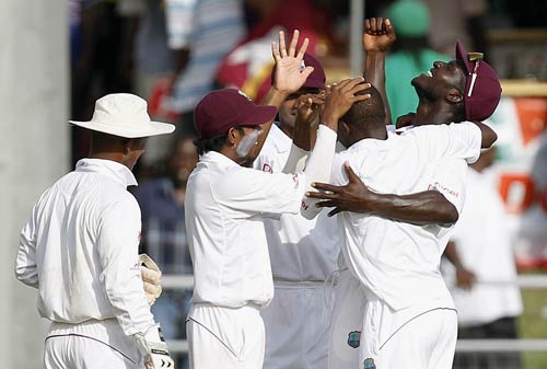 धोनी और रैना के दम पर भारत को बढ़त...