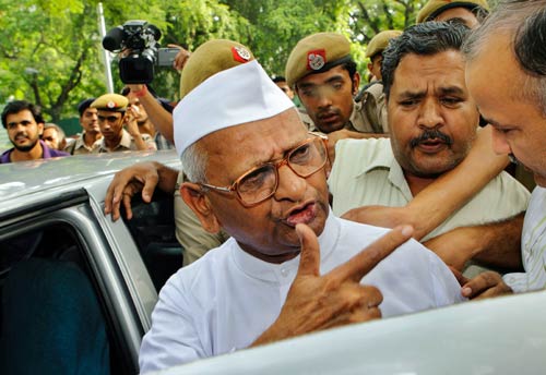 18 जुलाई 2011: तस्‍वीरों में दिनभर की बड़ी खबरें  | पढ़ें