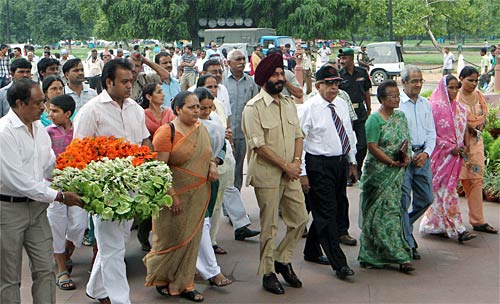 15 जुलाई 2011: तस्‍वीरों में दिनभर की खबरें