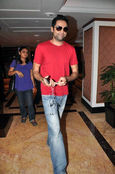 'जिंदगी ना मिलेगी दोबारा'  का प्रमोशन । लारा के जलवे