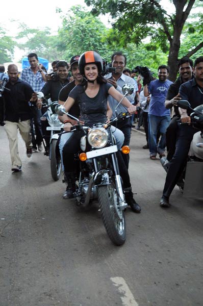 कैटरीना का बाइकर अंदाज | कैटरीना की अदाएं