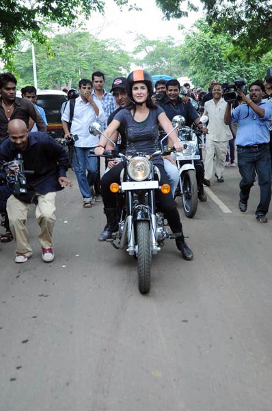 कैटरीना का बाइकर अंदाज | कैटरीना की अदाएं