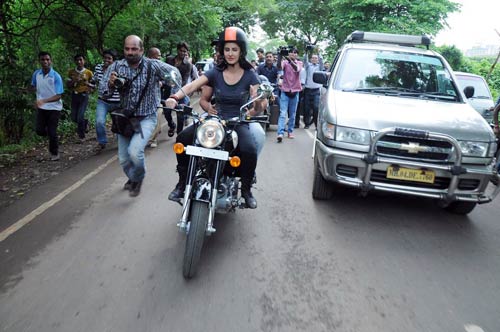 कैटरीना का बाइकर अंदाज | कैटरीना की अदाएं