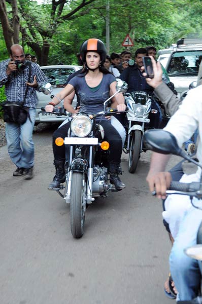 कैटरीना का बाइकर अंदाज | कैटरीना की अदाएं