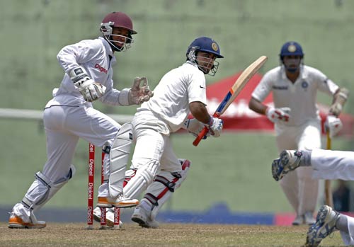 धोनी और रैना के दम पर भारत को बढ़त...