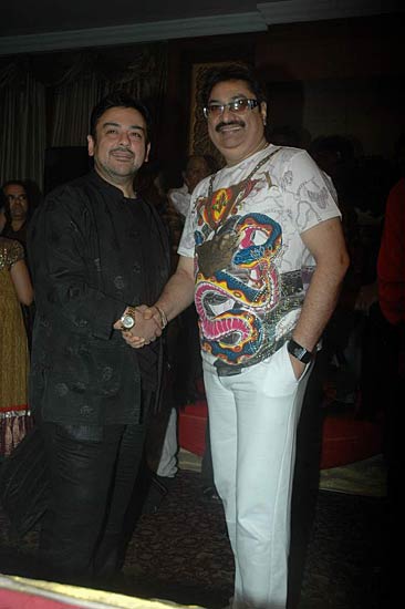 गायक सुदेश भोंसले की जन्‍मदिन पार्टी । आईफा में सितारे