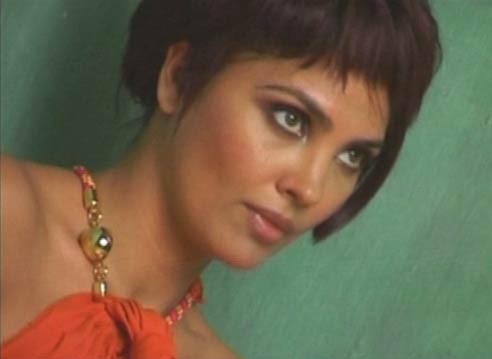 'नीलपरी' बनकर रिझाने को तैयार लारा । लारा के जलवे