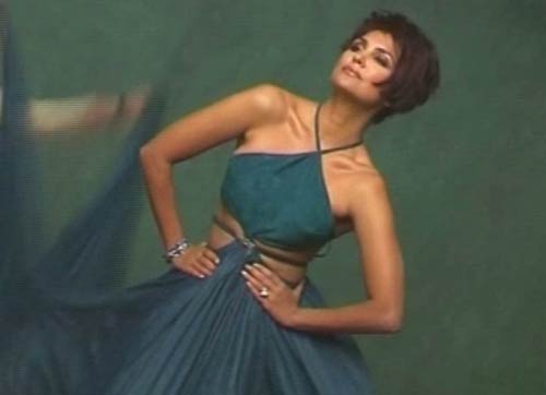 'नीलपरी' बनकर रिझाने को तैयार लारा । लारा के जलवे