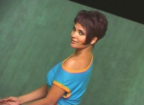 'नीलपरी' बनकर रिझाने को तैयार लारा । लारा के जलवे