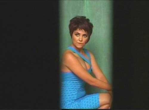 'नीलपरी' बनकर रिझाने को तैयार लारा । लारा के जलवे