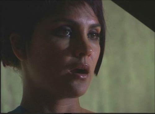 'नीलपरी' बनकर रिझाने को तैयार लारा । लारा के जलवे