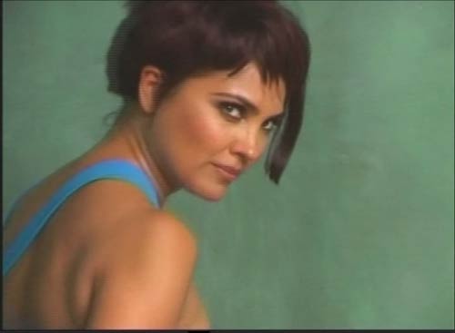 'नीलपरी' बनकर रिझाने को तैयार लारा । लारा के जलवे