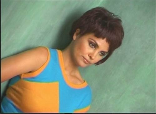 'नीलपरी' बनकर रिझाने को तैयार लारा । लारा के जलवे