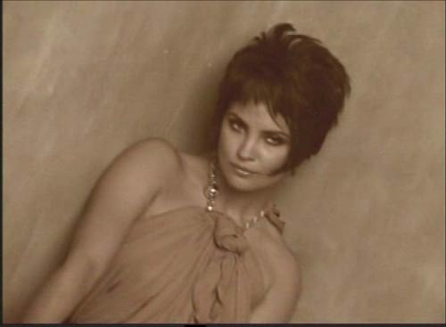 'नीलपरी' बनकर रिझाने को तैयार लारा । लारा के जलवे