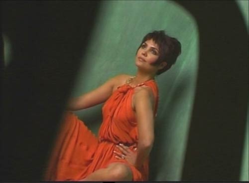 'नीलपरी' बनकर रिझाने को तैयार लारा । लारा के जलवे