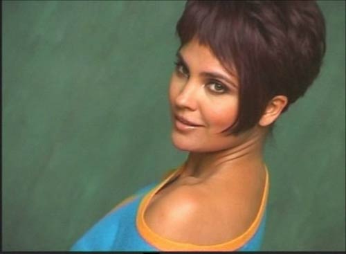 'नीलपरी' बनकर रिझाने को तैयार लारा । लारा के जलवे